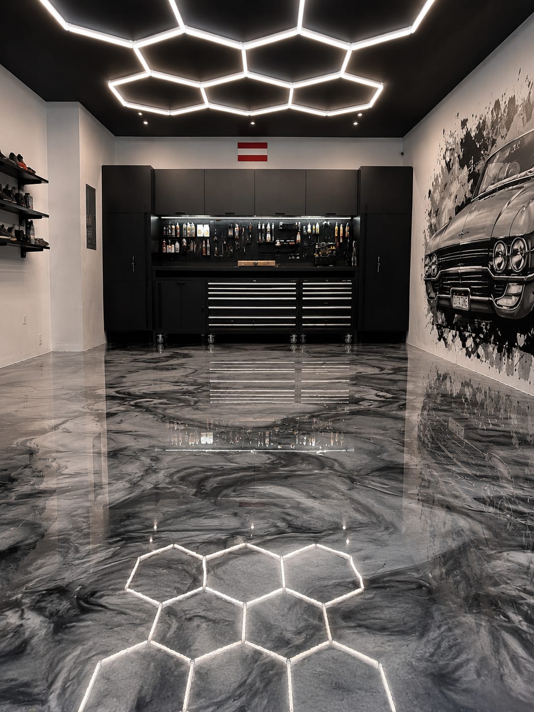 Epoxidharzboden in Metallic-Optik in Anthrazit-Grau in einer Garage mit Hexagon-LED-Beleuchtung und hochglänzender Spiegeloberfläche