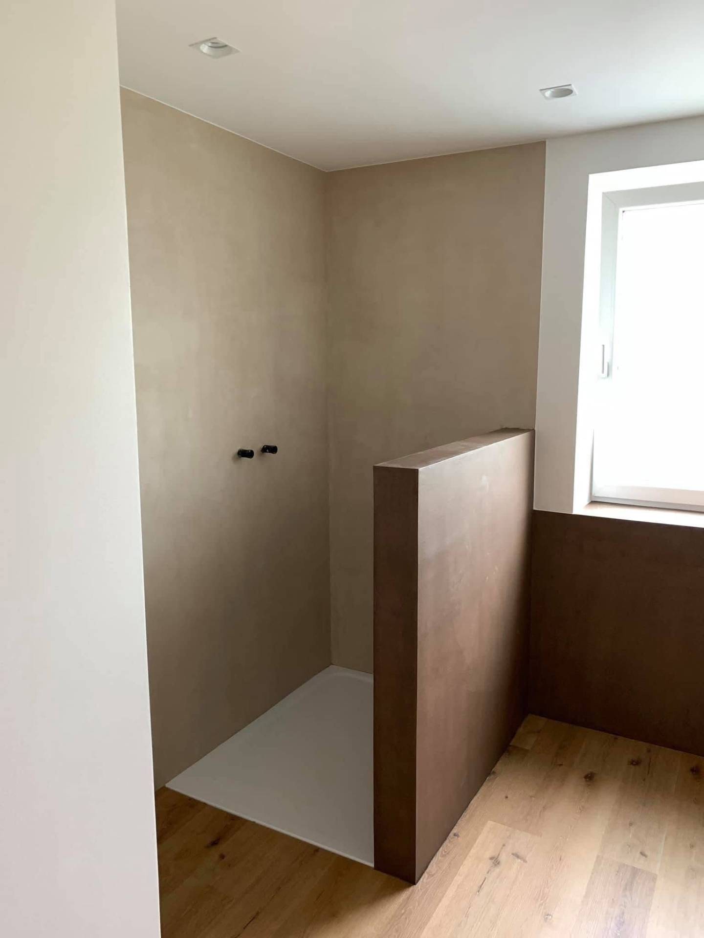 Walk-in-Dusche mit fugenlosem Mikrozement in Beige und Braun
