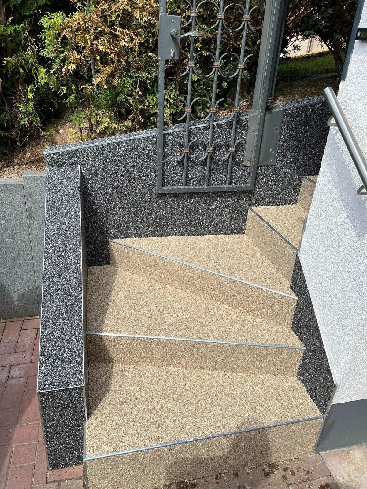 Zweifarbige Außentreppe mit Natursteinteppich in Beige und Anthrazit